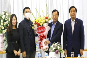 Chủ tịch UBND tỉnh Bùi Văn Quang thăm, tặng quà gia đình chính sách, người có công và doanh nghiệp tại TP Việt Trì