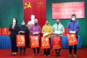 Việt Trì trao quà Tết cho hộ nghèo
