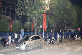 Người hâm mộ xếp hàng cả đêm chờ mua vé trận bóng có U23 Việt Nam thi đấu