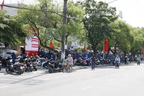 Người hâm mộ xếp hàng dài mua vé xem U23 Việt Nam thi đấu tại SEA Games 31