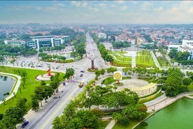 Thành phố 60 năm - Rực rỡ cờ hoa