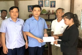 Trao tiền hỗ trợ gia đình có ba trẻ em bị đuối nước tại huyện Lâm Thao