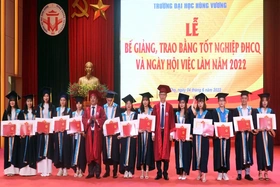 Trường Đại học Hùng Vương tổ chức bế giảng