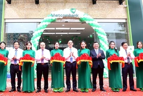 Vietcombank chi nhánh Phú Thọ khai trương trụ sở mới