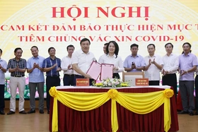 Ký cam kết đảm bảo thực hiện mục tiêu tiêm chủng vắc xin COVID-19