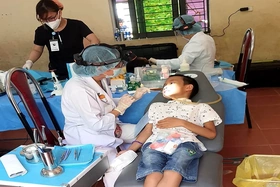 Khám bệnh và cấp phát thuốc miễn phia cho 250 học sinh Trường tiểu học Hạ Giáp