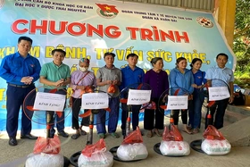 Khám và cấp phát thuốc miễn phí cho người dân