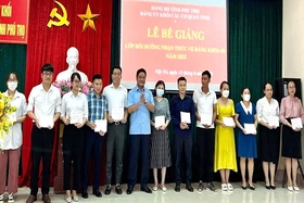 Trao chứng nhận bồi dưỡng nhận thức về Đảng khóa 80