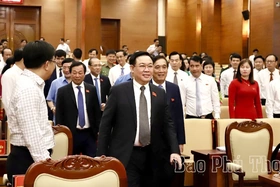 Chairman of the National Assembly Vuong Dinh Hue participates in the fourth session of the 19th Provincial People’s Council.