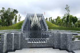 Huyền thoại từ bùn, máu và hoa