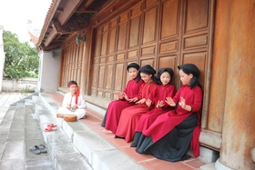 Trước mái đình Xoan