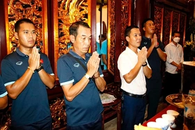 Đội tuyển U20 Việt Nam dâng hương tưởng niệm các Vua Hùng