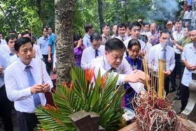 Hiệp hội các Đô thị Việt Nam dâng hương tưởng niệm các Vua Hùng