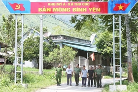 Những bông hoa dâng Bác