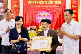 Trao Huy hiệu 70 năm, 75 năm tuổi Đảng tại huyện Thanh Thuỷ