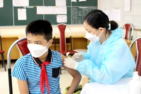 Tiêm vắc xin mũi nhắc lại để tăng cường miễn dịch