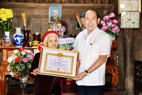 Trao Huy hiệu 75 năm tuổi Đảng tại huyện Cẩm Khê