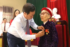 Trao Huy hiệu 75 năm tuổi Đảng cho đảng viên lão thành Nguyễn Thị Thứ