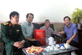 Thăm hỏi, tặng quà các gia đình chính sách, người có công nhân dịp chiến thắng Chân Mộng – Trạm Thản