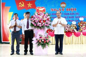 Phó Bí thư Thường trực Tỉnh uỷ dự ngày hội đại đoàn kết tại huyện Cẩm Khê