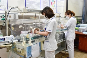 Trẻ song sinh non tháng nặng 1,4kg được điều trị thành công