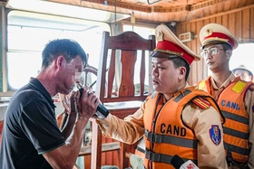 Phát hiện, xử phạt lái tàu trên sông Lô vi phạm nồng độ cồn