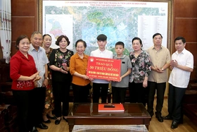 Tặng quà cho trẻ mồ côi có hoàn cảnh đặc biệt khó khăn ở huyện Cẩm Khê