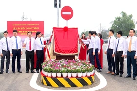 Thị xã Phú Thọ gắn biển công trình chào mừng kỷ niệm 120 năm thành lập