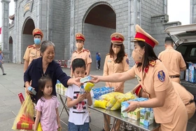 Phát nước miễn phí cho du khách hành hương về Đền Hùng