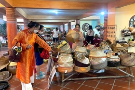 Điểm trưng bày nghệ thuật tại Đền Hùng thu hút du khách