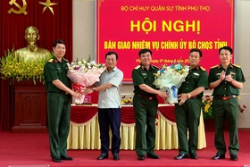 Bàn giao nhiệm vụ của Chính uỷ Bộ CHQS tỉnh