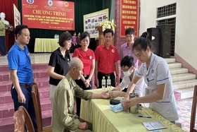 Khám bệnh, tư vấn sức khỏe và cấp phát thuốc miễn phí