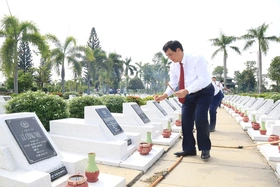 Đoàn đại biểu tỉnh viếng anh hùng liệt sĩ tại Nghĩa trang liệt sĩ tỉnh Đồng Nai