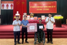 Đoàn ĐBQH tỉnh thăm, tặng quà Trung tâm Điều dưỡng người có công tỉnh