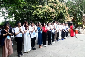 Thanh niên kiều bào dâng hương tưởng niệm các Vua Hùng