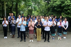 Đoàn giáo viên, học sinh nước CHDCND Lào dâng hương tưởng niệm các Vua Hùng
