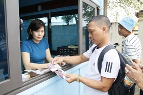 Người hâm mộ xếp hàng dài chờ mua vé xem U23 Việt Nam thi đấu tại Giải U23 châu Á