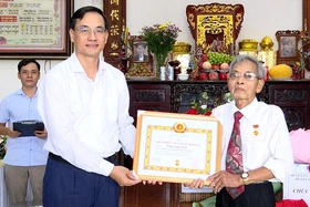 Trao Huy hiệu 70, 75 năm tuổi Đảng tại huyện Thanh Ba, Cẩm Khê