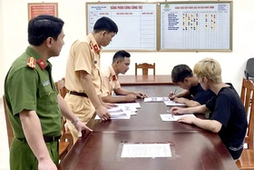 Xử phạt thanh niên bốc đầu xe máy