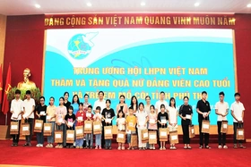 Trung ương Hội LHPN Việt Nam thăm, tặng quà nữ đảng viên cao tuổi và trẻ em mồ côi