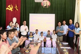 Tặng quà tiếp sức đến trường cho học sinh nghèo ở Thanh Sơn