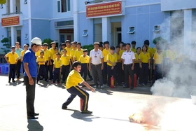 Chúng em tập làm chiến sĩ Hải quân