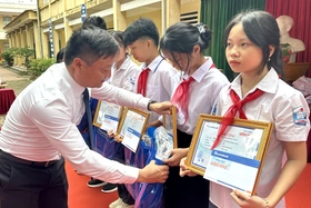 Trao 15 suất học bổng “Sacombank - Ươm mầm cho những ước mơ”cho học sinh tiêu biểu