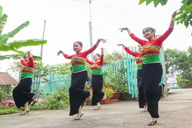 Múa xòe của dân tộc Thái bừng nở trên vùng đất biên cương tỉnh Tây Ninh