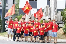 Viet Tri Stadium warmed up by fans