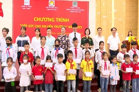 Trao 172 suất quà “Tiếp sức cho em đến trường” huyện Tân Sơn