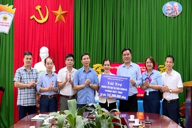 Trao tặng phòng máy tính tại Thanh Ba