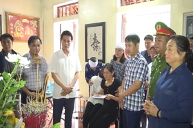 Trao tiền hỗ trợ cho gia đình có người tử nạn trong vụ cháy chung cư mini tại Hà Nội