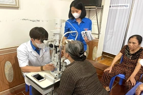 Gần 200 người cao tuổi được khám bệnh, tư vấn sức khỏe