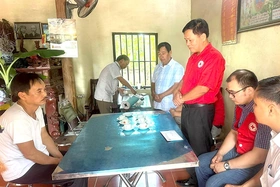 Trao tiền hỗ trợ cho gia đình nạn nhân vụ cháy chung cư mini